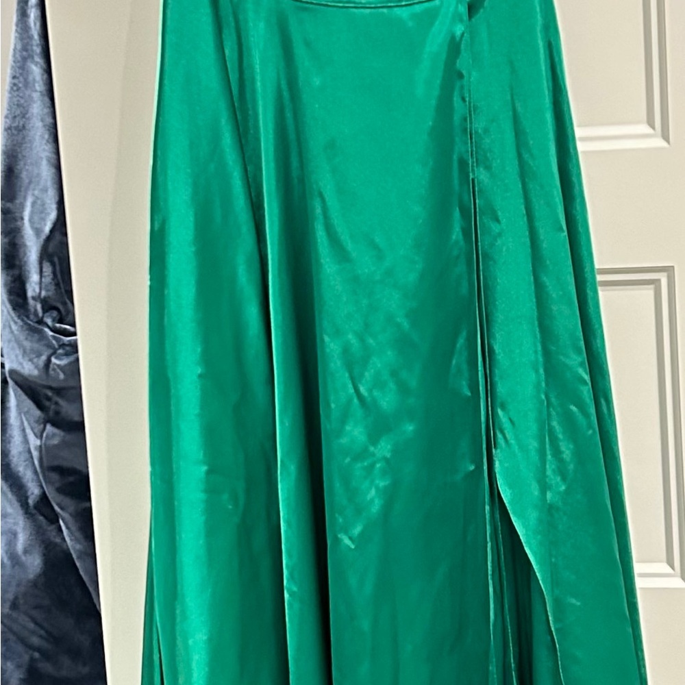 Sherri Hill Elegant Green One-Shoulder Dress - Picture 3 of 6